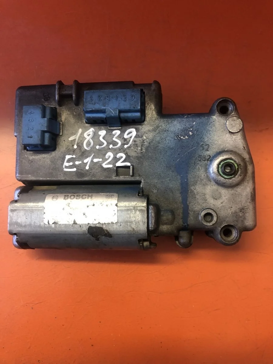 Моторчик люка Volkswagen Passat B5 (1996—2001) 3B 3B2 3B5 8D0959591