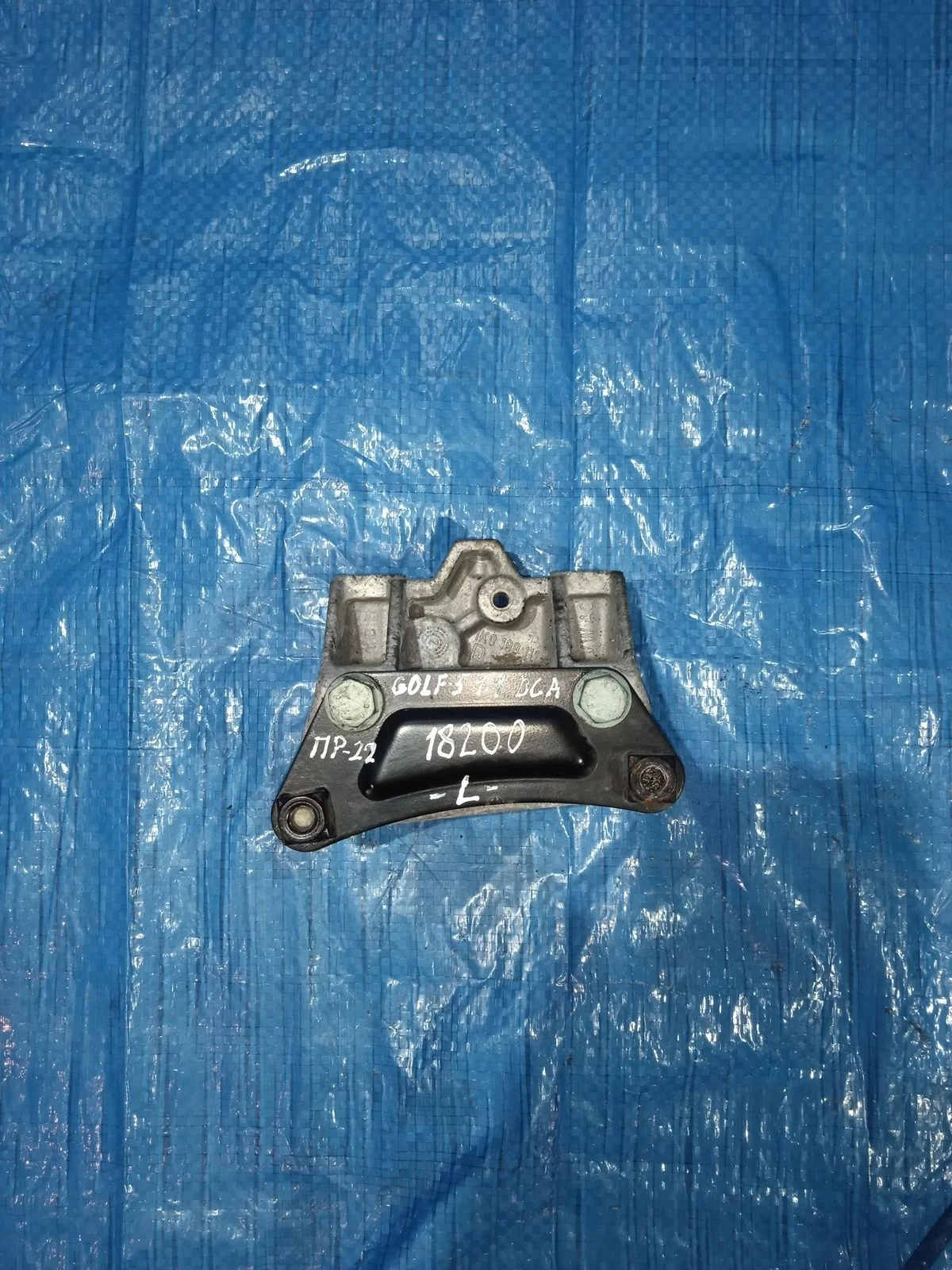 Кронштейн опоры КПП Volkswagen Golf Mk5 (2003—2009)  1K0199111E,  1K0199111D,  1K0199111 Лево  BCA CHPA,CHZD, CJZA,CJZB, CMBA,CPTA, CPVA,CPVB, CPWA,CXSA, CYVA,CYVB, CZCA,CZDA, CZEA