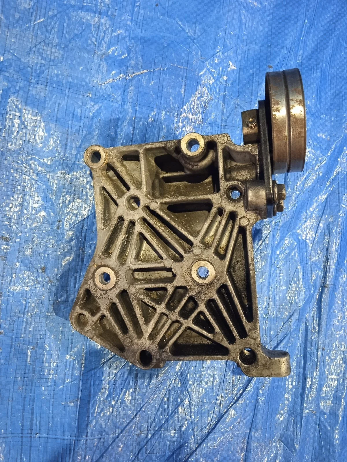 Кронштейн генератора Nissan Primera P12 (2001—2008)