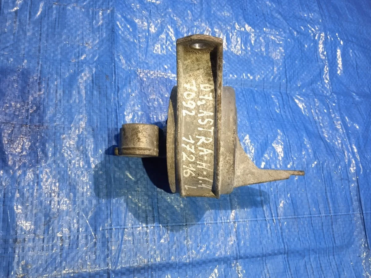 Опора ( подушка ) двигателя Opel Astra H (2004—2007) L48 L08 L35 90539246   A13DTE, A14NEL, A14NET, A14XEL, A14XER, A16LET, A16XER, A16XHT, A17DTC, A17DTE, A17DTF, A17DTJ, A17DTR, A17DTS, A20DTH, A20DTR, B16DTH, B16DTL, Z13DTH, Z14XEL, Z16LET, Z16XE1, Z16XER, Z17DTH, Z17DTJ, Z17DTL, Z17DTR, Z18XER, Z19DT, Z19DTH, Z19DTJ, Z19DTL, Z