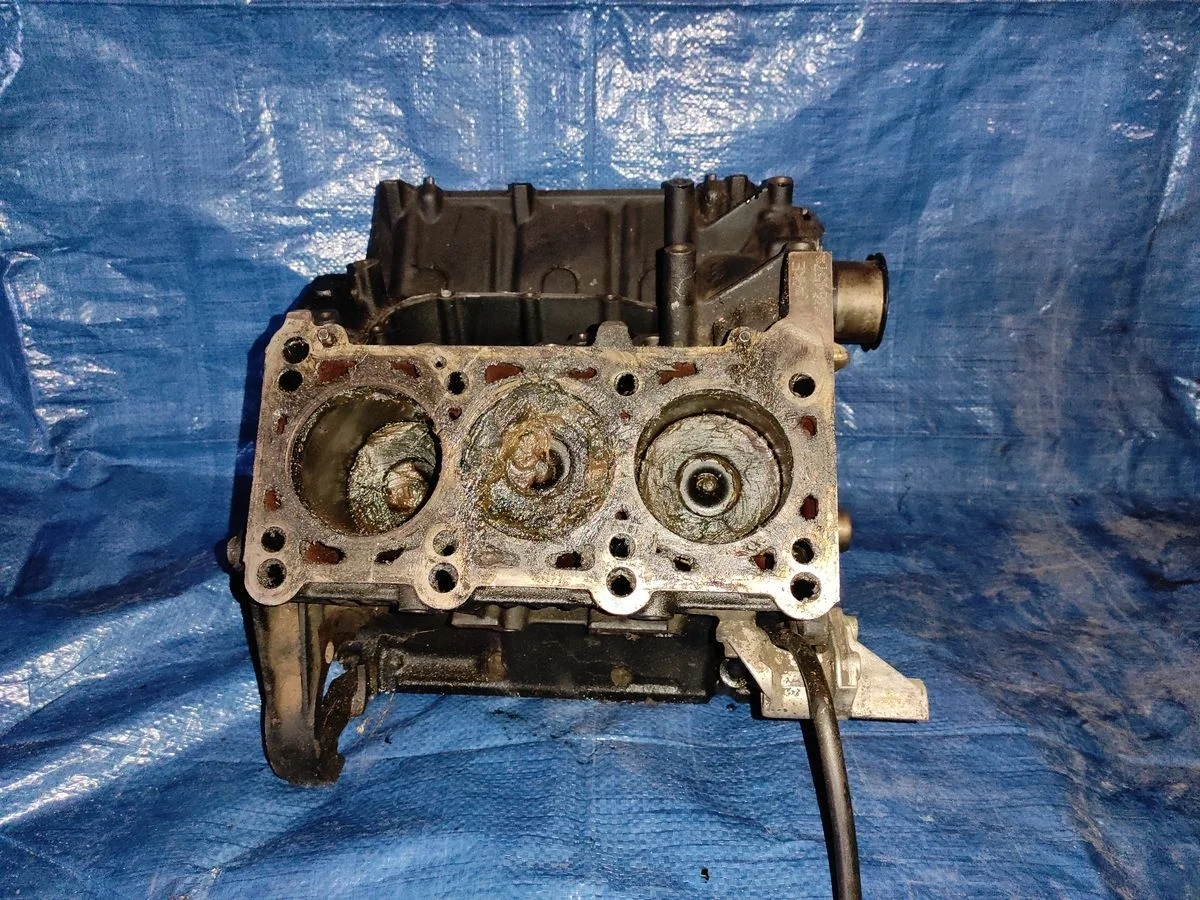 Блок цилиндров (низ двигателя) Audi A6 C5 (1997—2001) 4B2 4B4 C5 AKE   AKE 036457