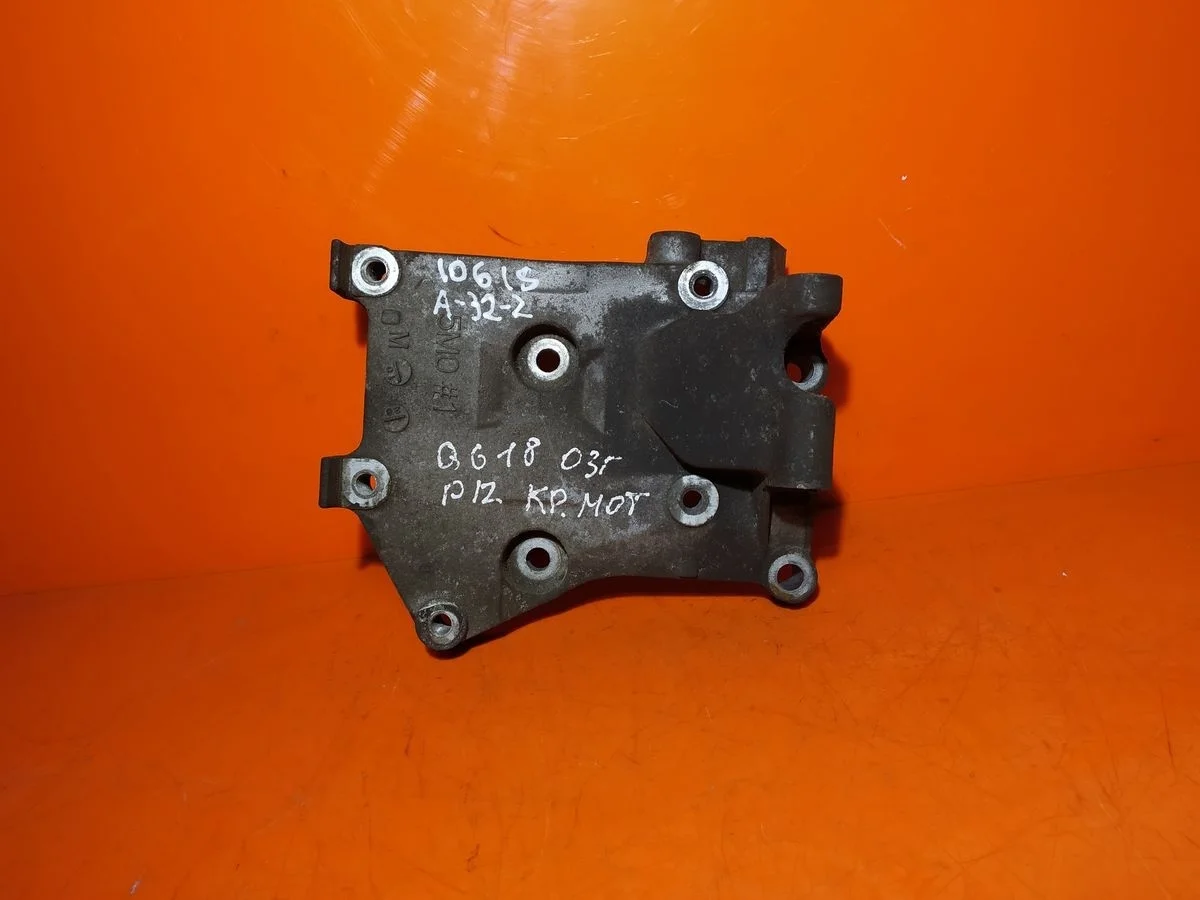 Кронштейн генератора Nissan Primera P12 (2001—2008)