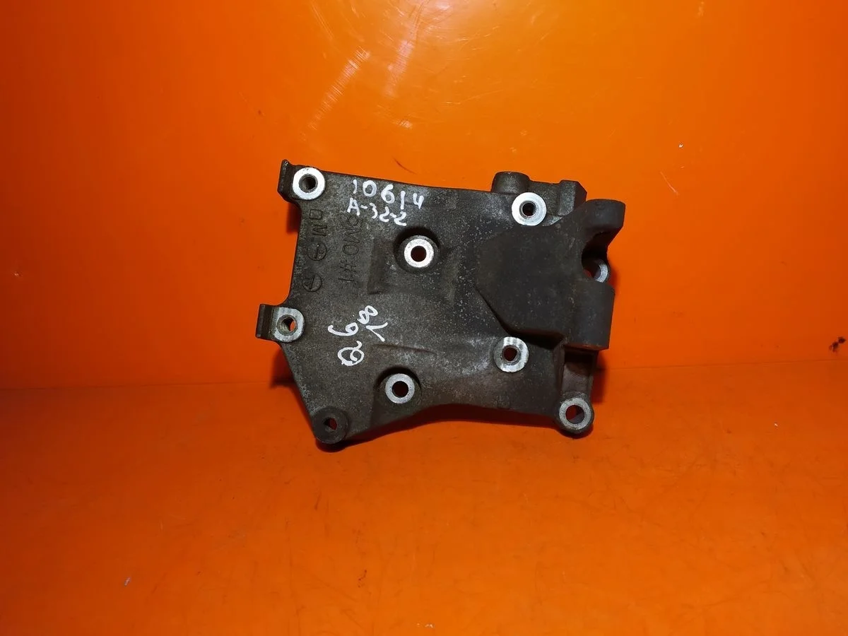 Кронштейн генератора Nissan Primera P12 (2001—2008)