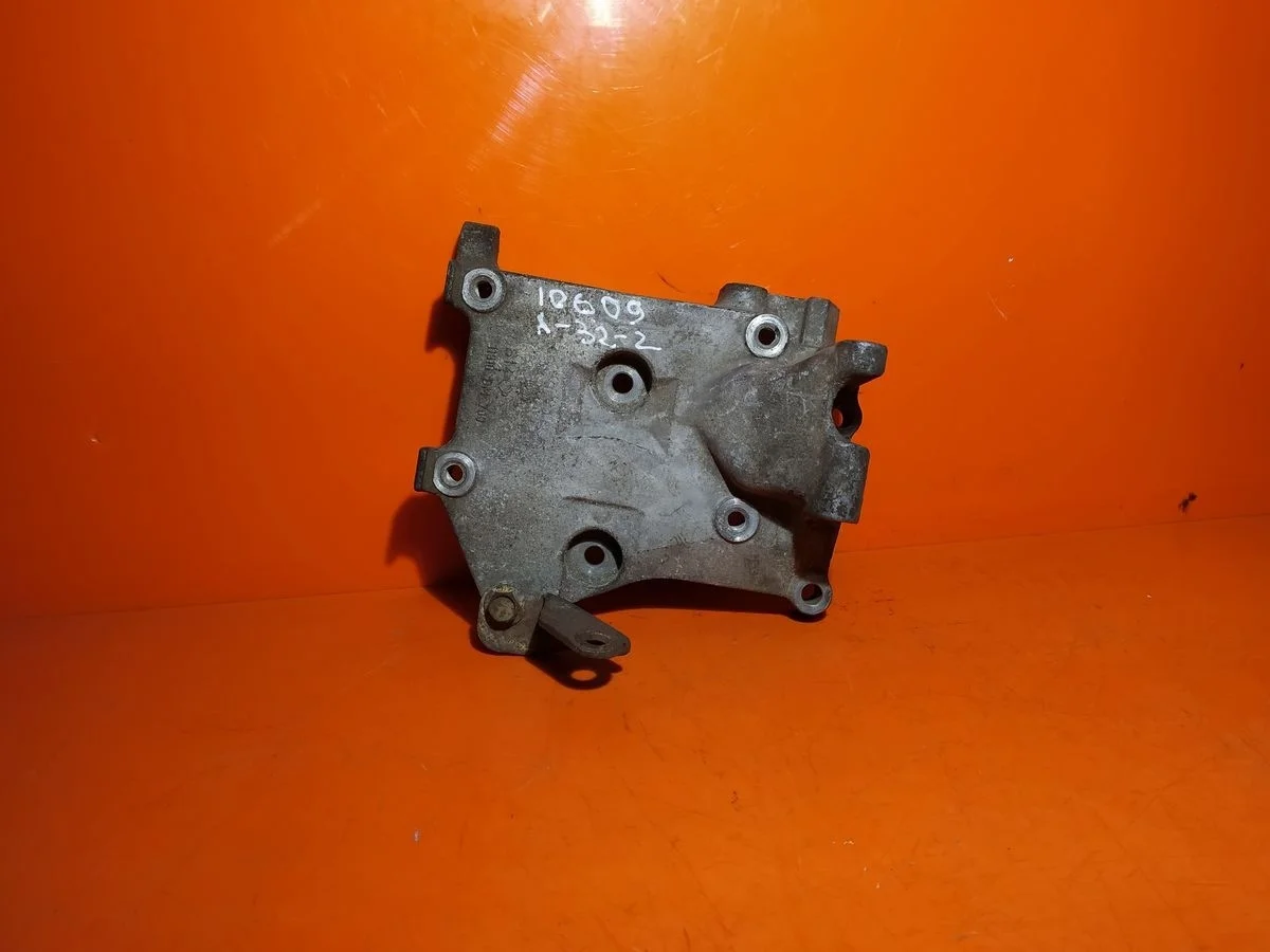 Кронштейн генератора Nissan Primera P12 (2001—2008)