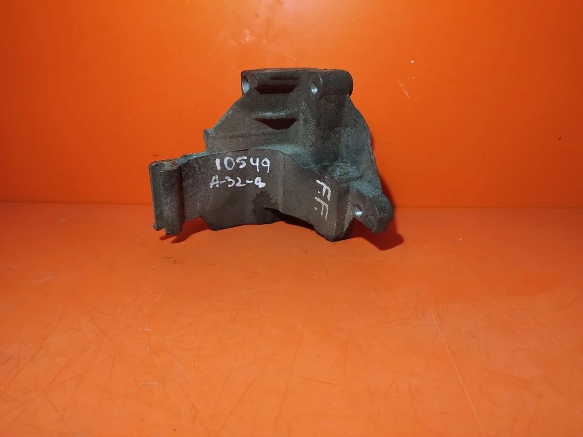 Кронштейн генератора Ford Focus I (1998—2004)