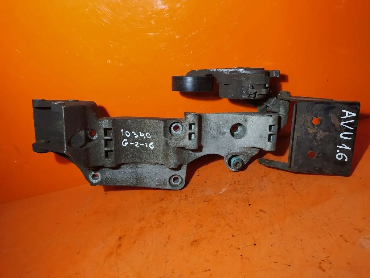 Кронштейн генератора Skoda Octavia I рестайлинг (2000—2011) 1U2 1U5 A4 1U 06A903143P   AKL AHW ;AEG; AQY; AVH; AZG; AZJ; APK; BER; BEV ATN; AUS; AZD;AGU; AQA; ARZ; AUM; AWD; AWW  BCB AEE  AKQ; APE; AXP; BCA