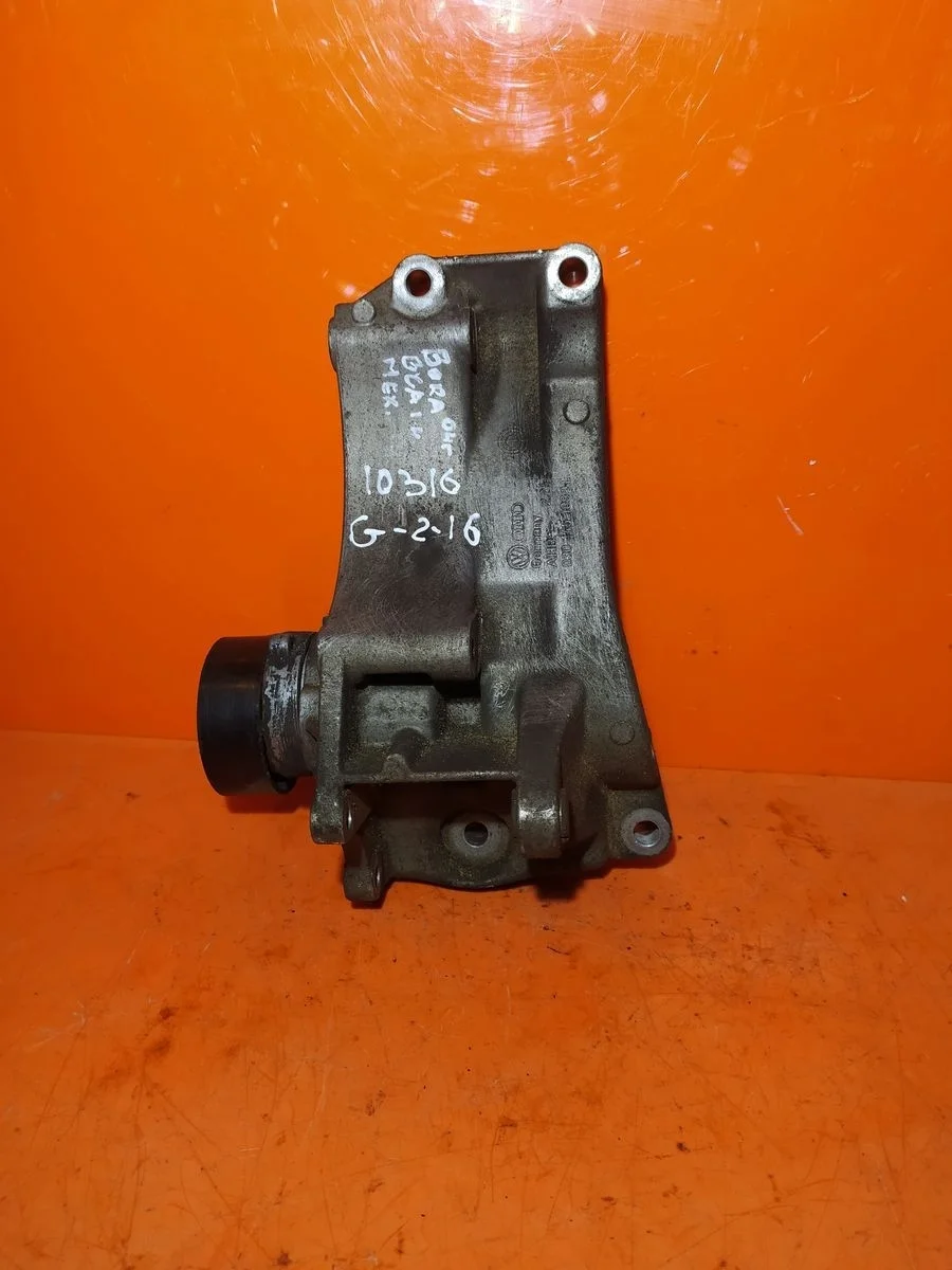 Кронштейн генератора Volkswagen Bora A4 (1998—2005) A4 1J2 1 поколение 030145169H   BCA   AXP  BUD  AEE