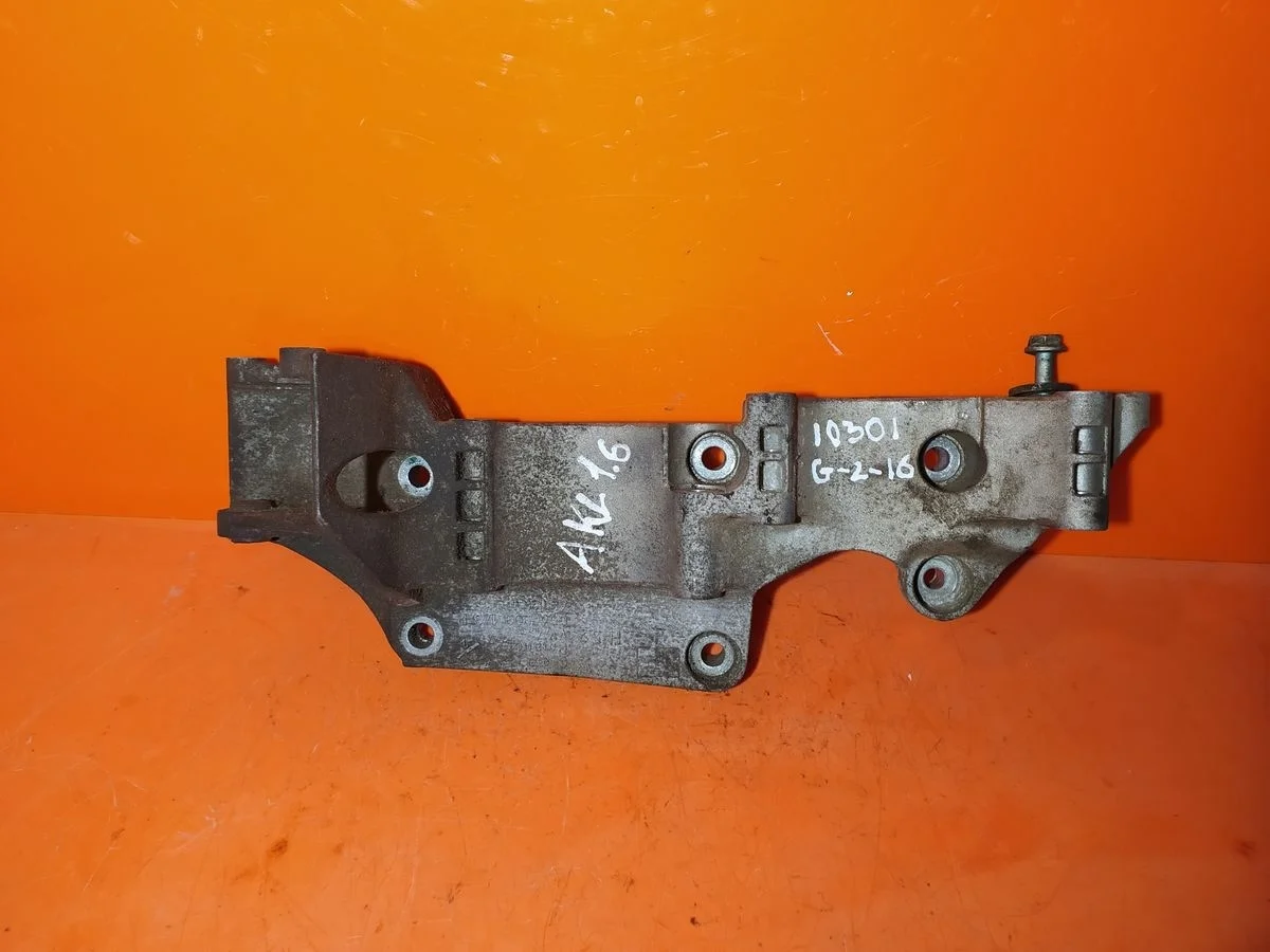 Кронштейн генератора Skoda Octavia I рестайлинг (2000—2011) 1U2 1U5 A4 1U 06A903143P   AKL AHW ;AEG; AQY; AVH; AZG; AZJ; APK; BER; BEV ATN; AUS; AZD;AGU; AQA; ARZ; AUM; AWD; AWW  BCB AEE  AKQ; APE; AXP; BCA