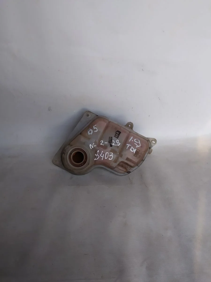 Бачок расширительный Audi A4 B5 (1994—1999) 8D2 8D 8D0121403L