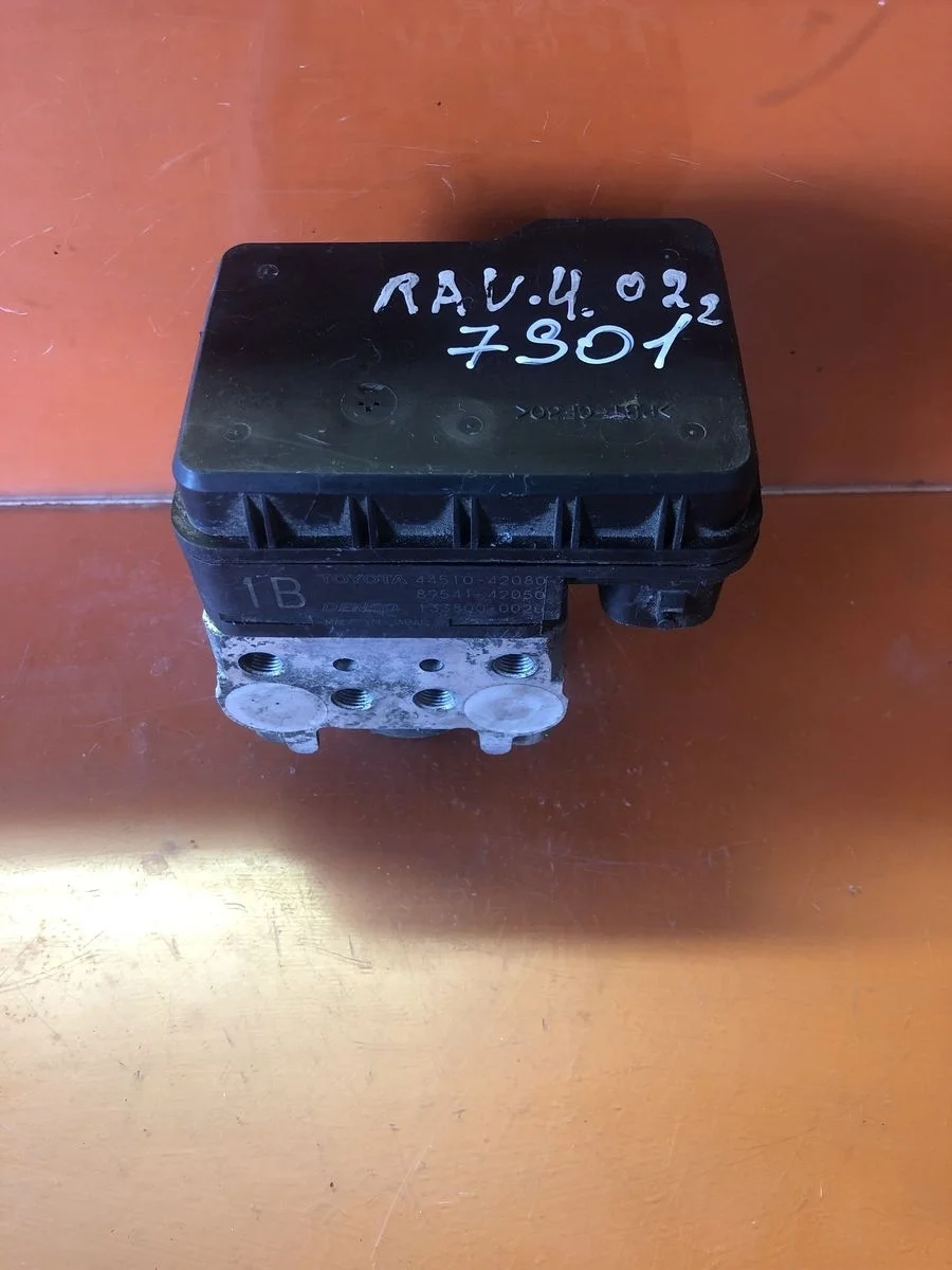 Блок (насос) ABS Toyota RAV4 II (2000—2003) A20 ZCA26 ACA26 ACA20 CLA20 ACA23 4451042080