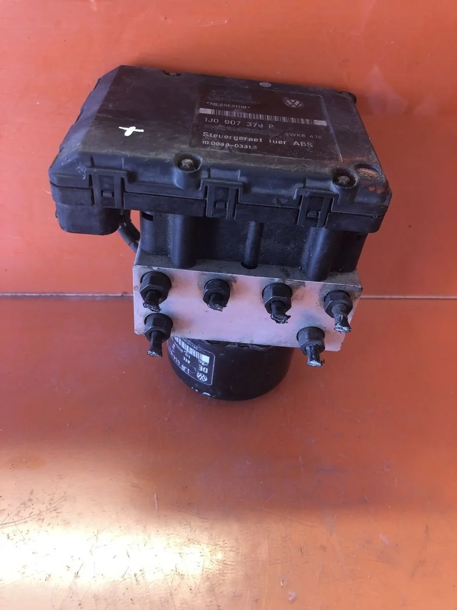 Блок (насос) ABS Volkswagen Bora A4 (1998—2005) A4 1J2 1 поколение 1J0907379P