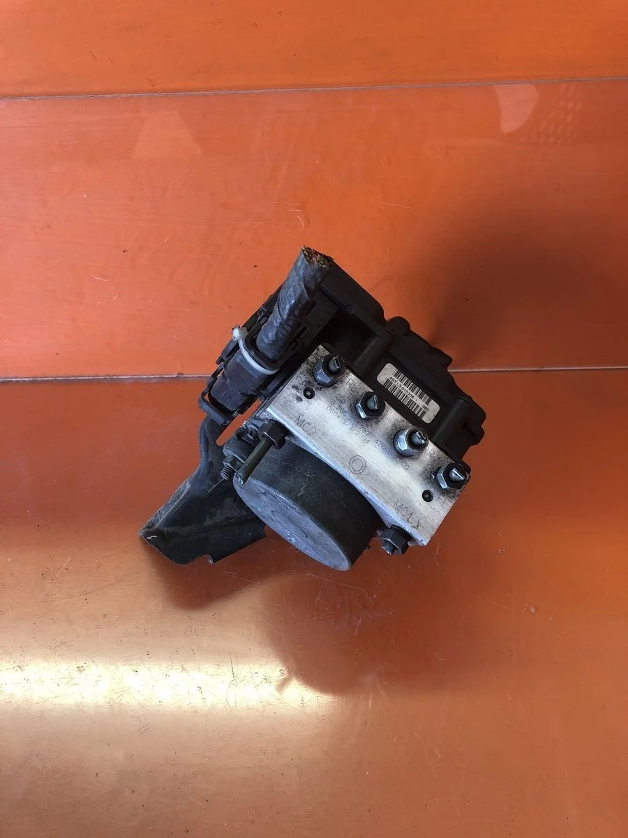 Блок (насос) ABS Nissan Note E11 (2005—2009)