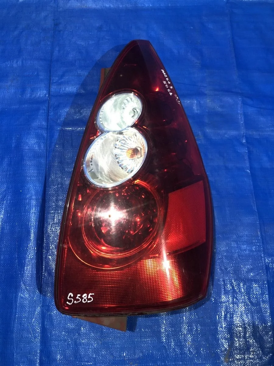 Фонарь задний правый Mazda 5 I (2005—2007) CR C23551150E Право Зад
