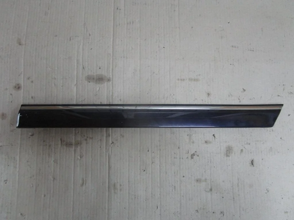 Молдинг двери Mercedes-Benz