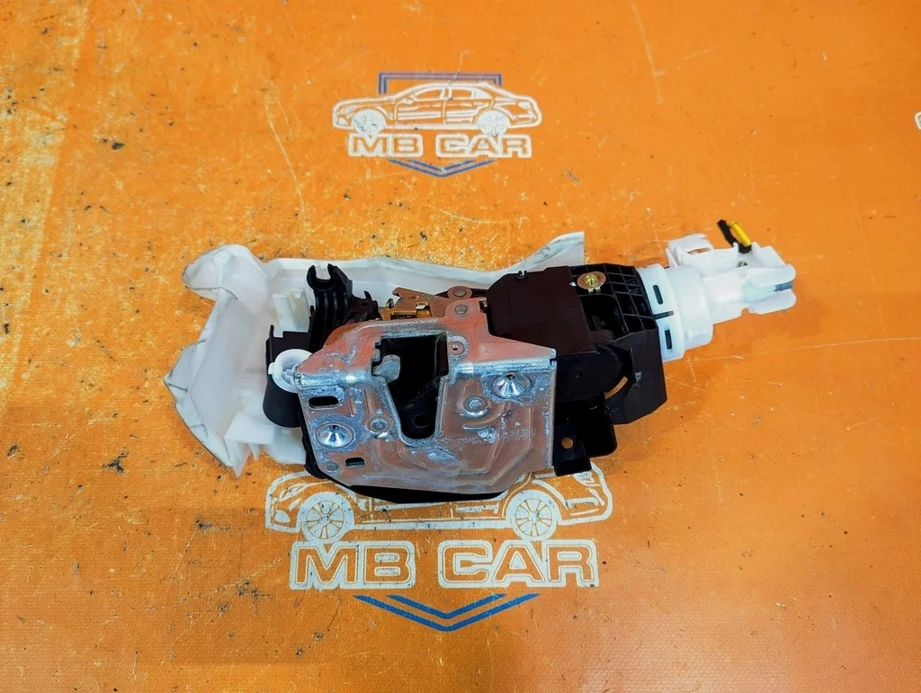 Замок двери передней левой Mercedes-Benz