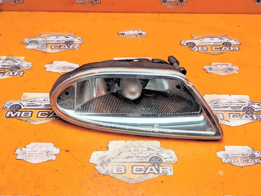 Противотуманка правая Mercedes-Benz