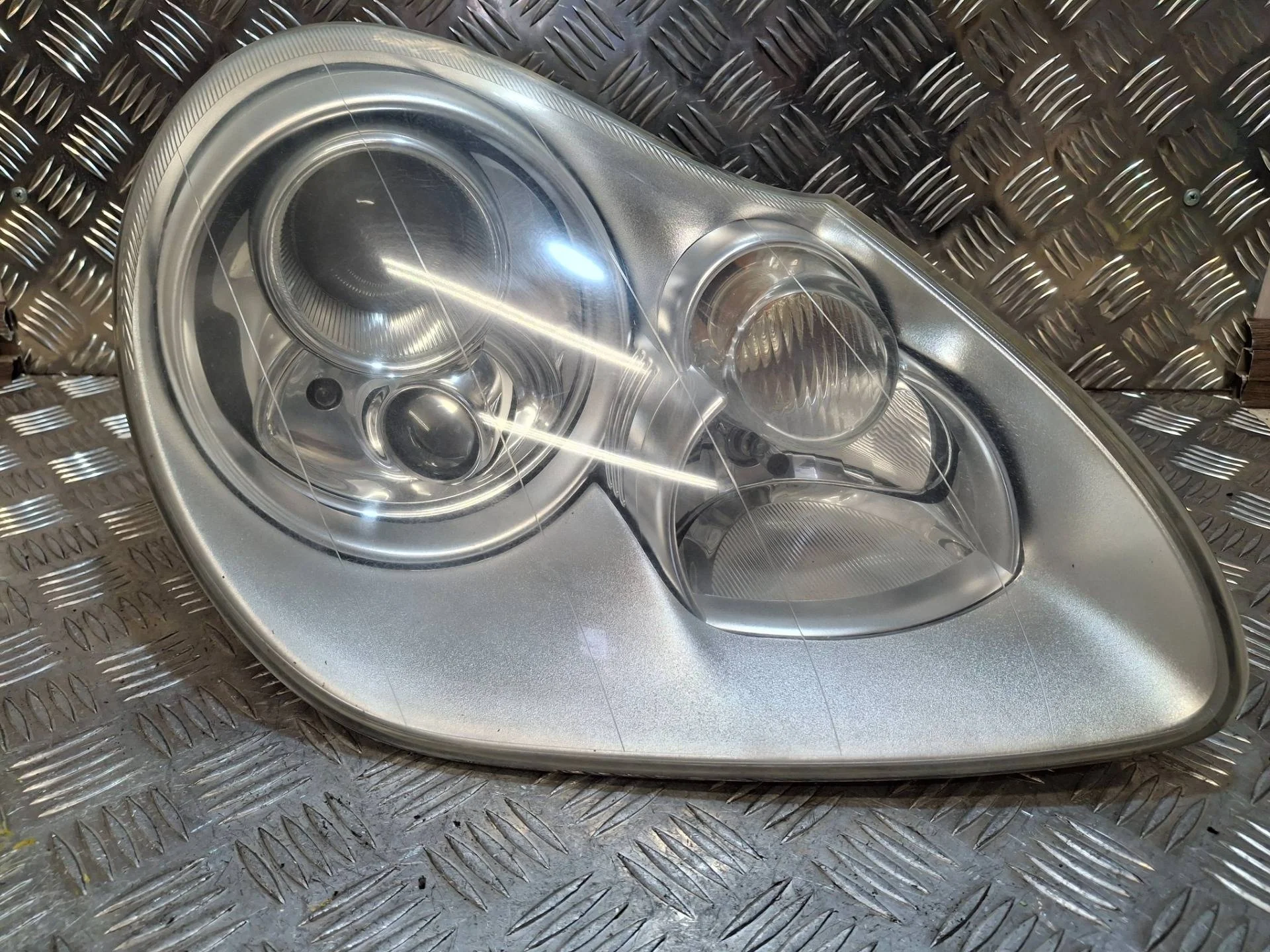 фара правая Porsche Cayenne 955