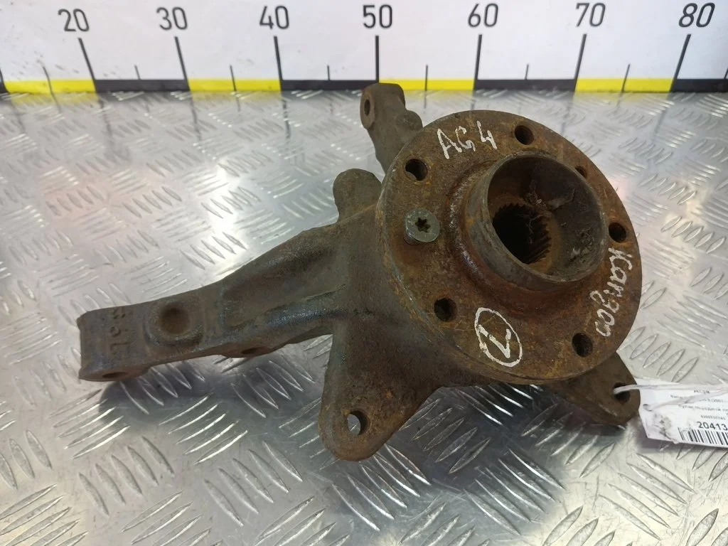 Кулак передний левый Renault Kangoo II (2007—2013)