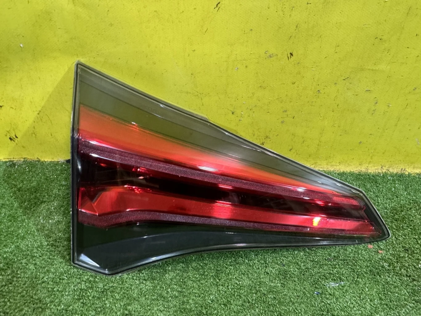 Фонарь задний внутренний левый  Toyota RAV4 2015 8159042031 43662