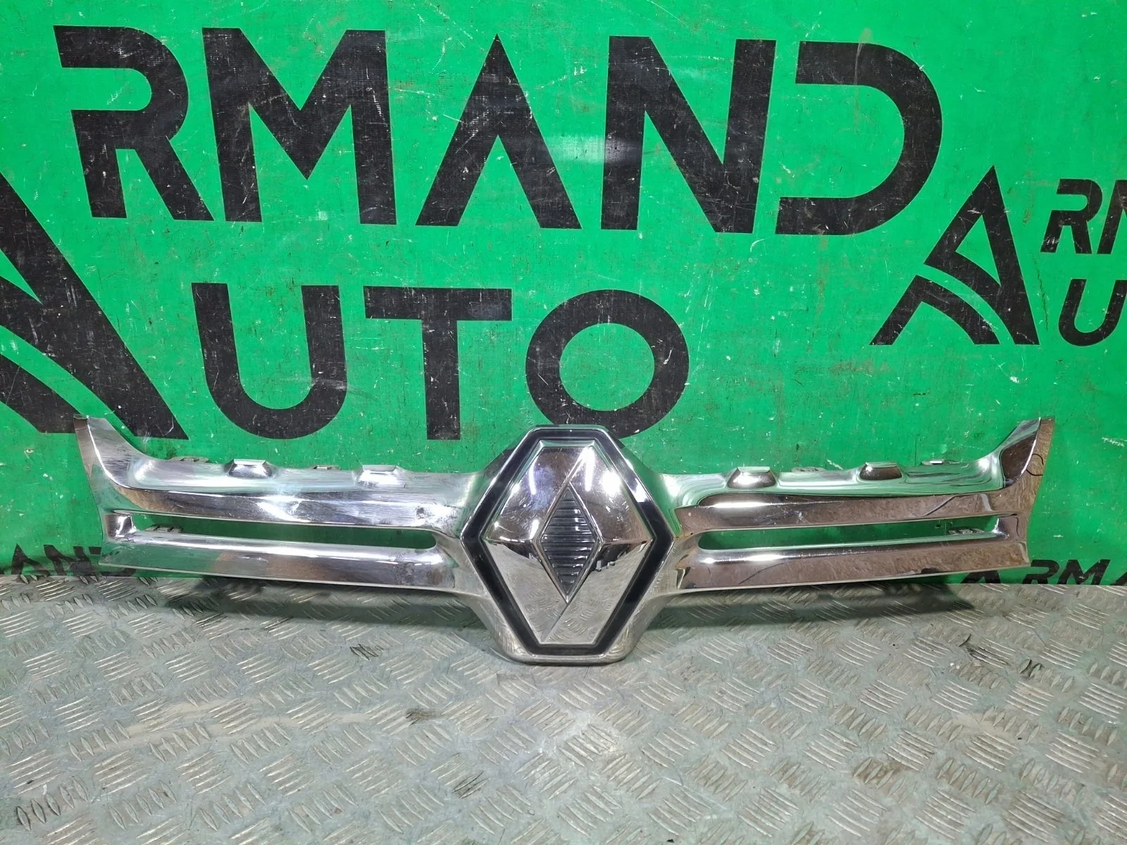 Накладка решетки радиатора Renault Duster 2015-2021