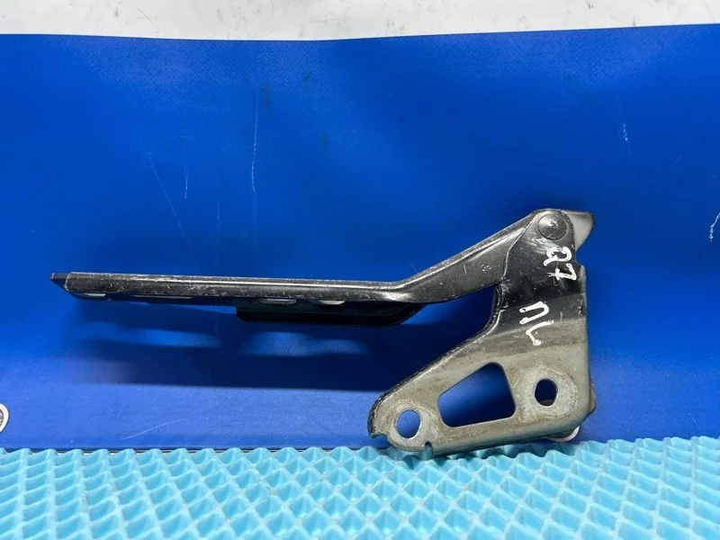 Петля капота Audi Q7 2012 4L0823301 4L 3.0 BUG, передняя левая