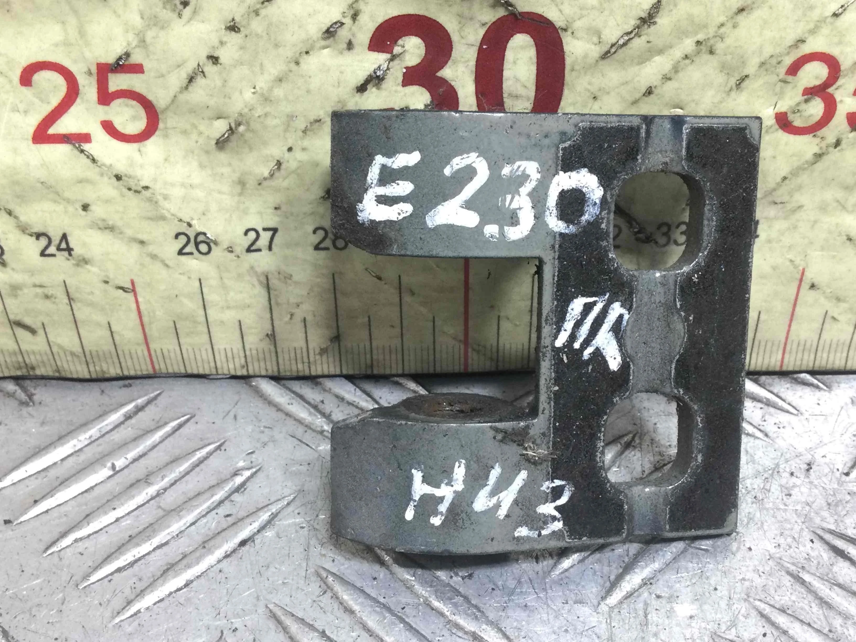 Петля двери передней правой BMW 3-Series 3-Series E90/E91/E92/E93 2005 - 2010 бензин 2.0 i Механика Универсал