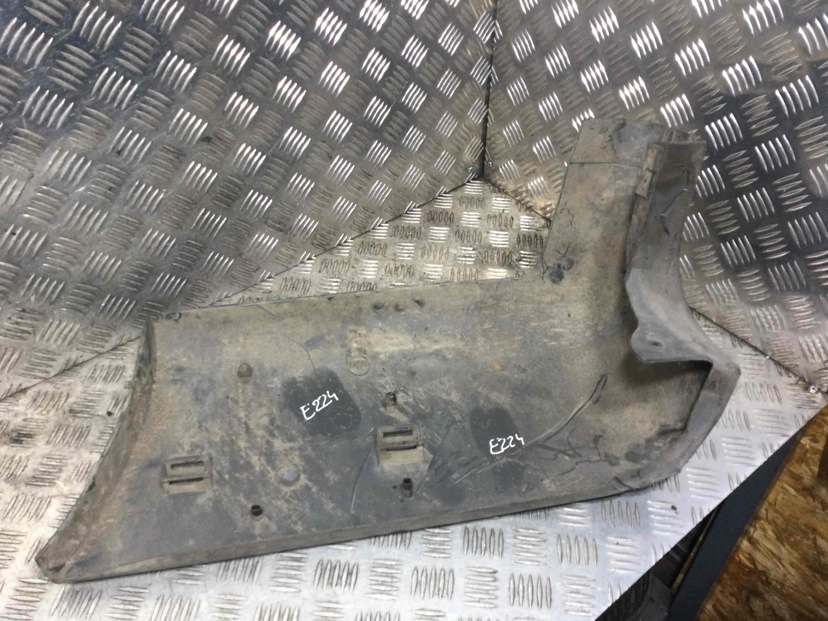 Клык бампера задний левый Ford Transit 3 поколение [рестайлинг] (2006-2013) дизель 2.2 TDCi Механика Микроавтобус