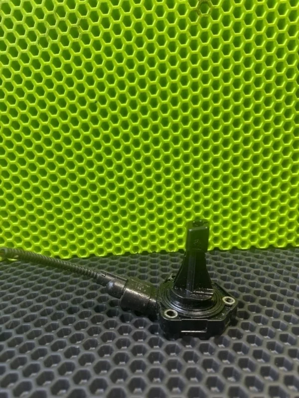 Датчик уровня масла VW Tiguan 1 2010