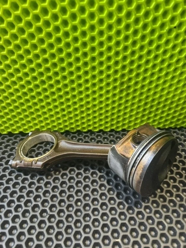 Поршень в сборе шатуном vw Touareg 2008