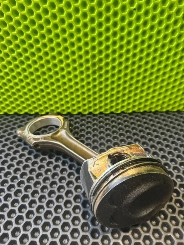 Поршень в сборе шатуном vw Touareg 2008