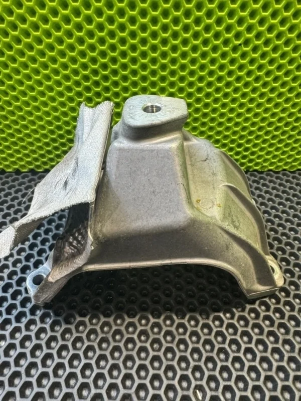 Кронштейн двигателя правый Audi A5 2014