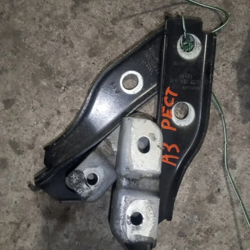 Петли капота Audi A3 8P0823302B 8PA