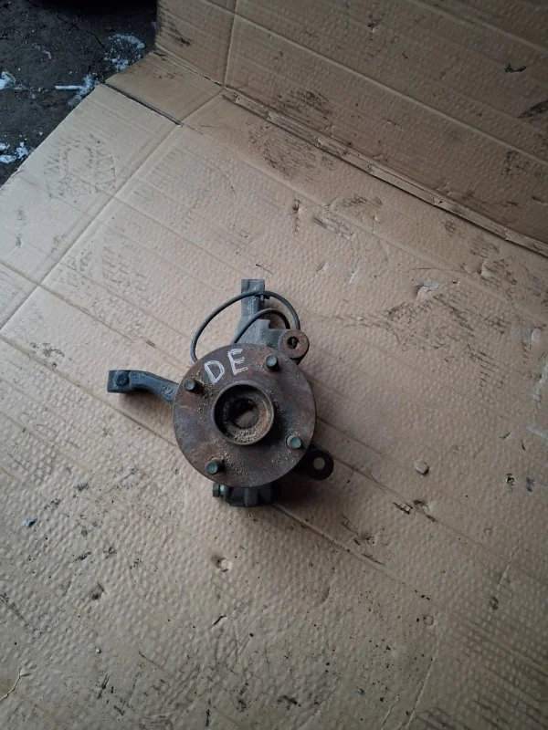 Кулак поворотный Mazda 2 2007-2010 D65133021A DE, передний правый