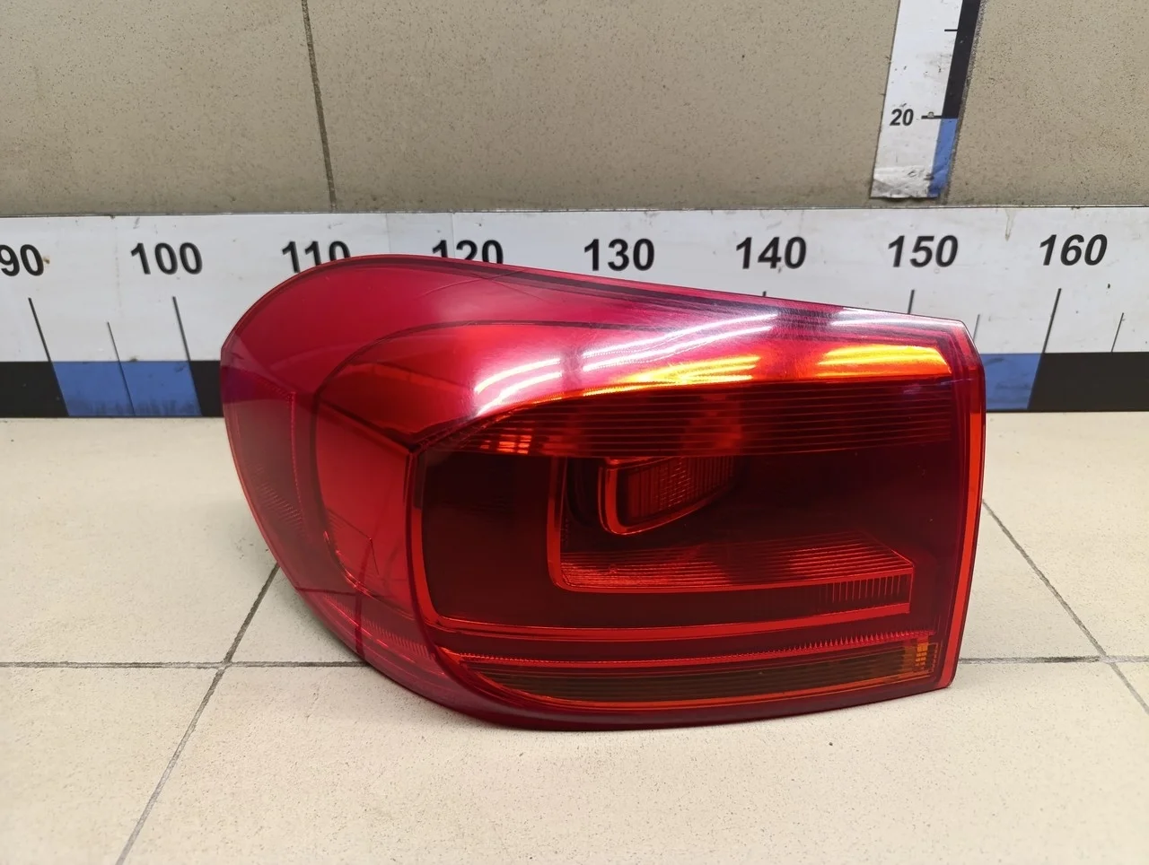 Фонарь задний наружный левый Tiguan 2011-2016