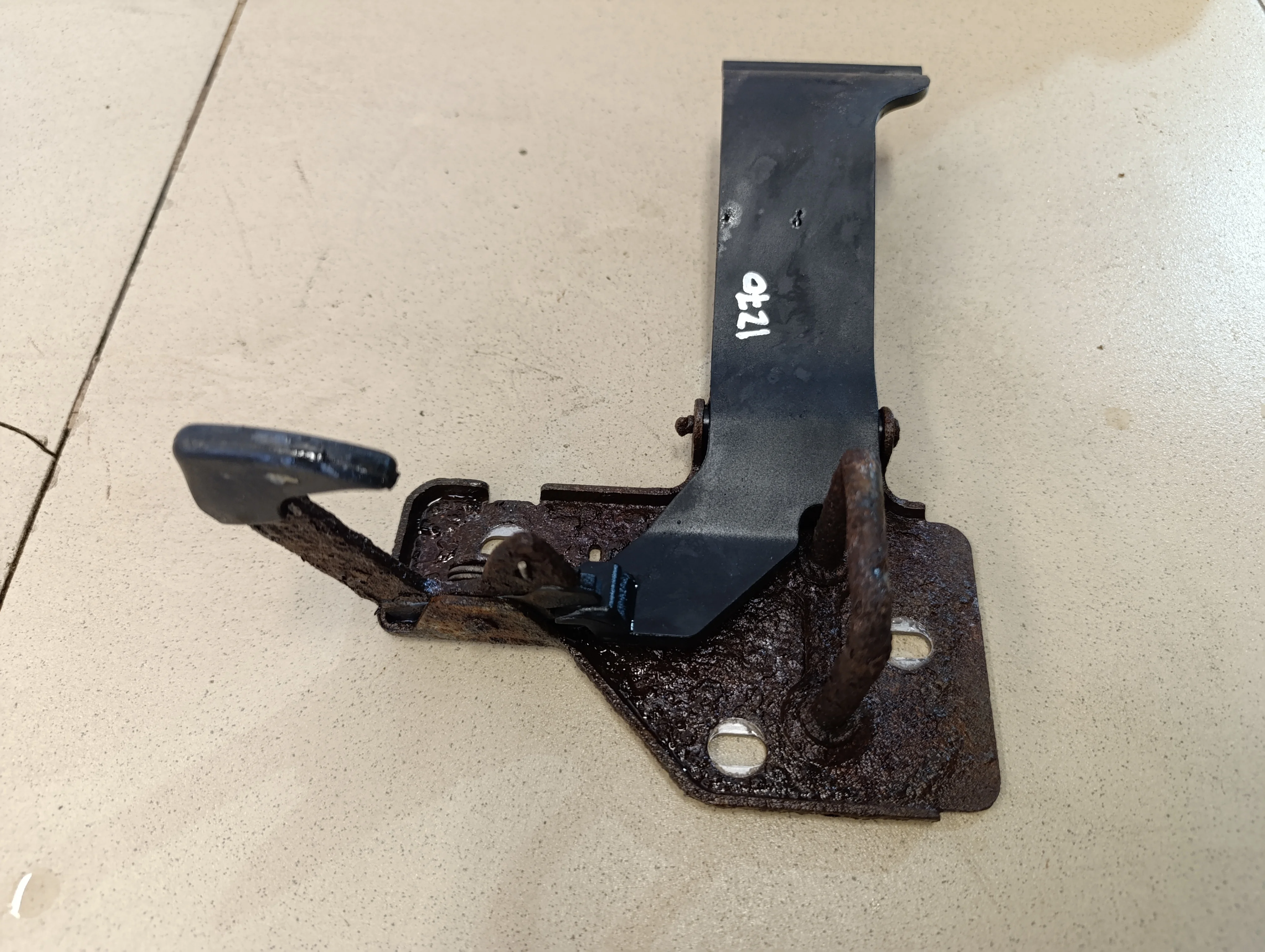 Крючок капота Transporter T5 2003-2015