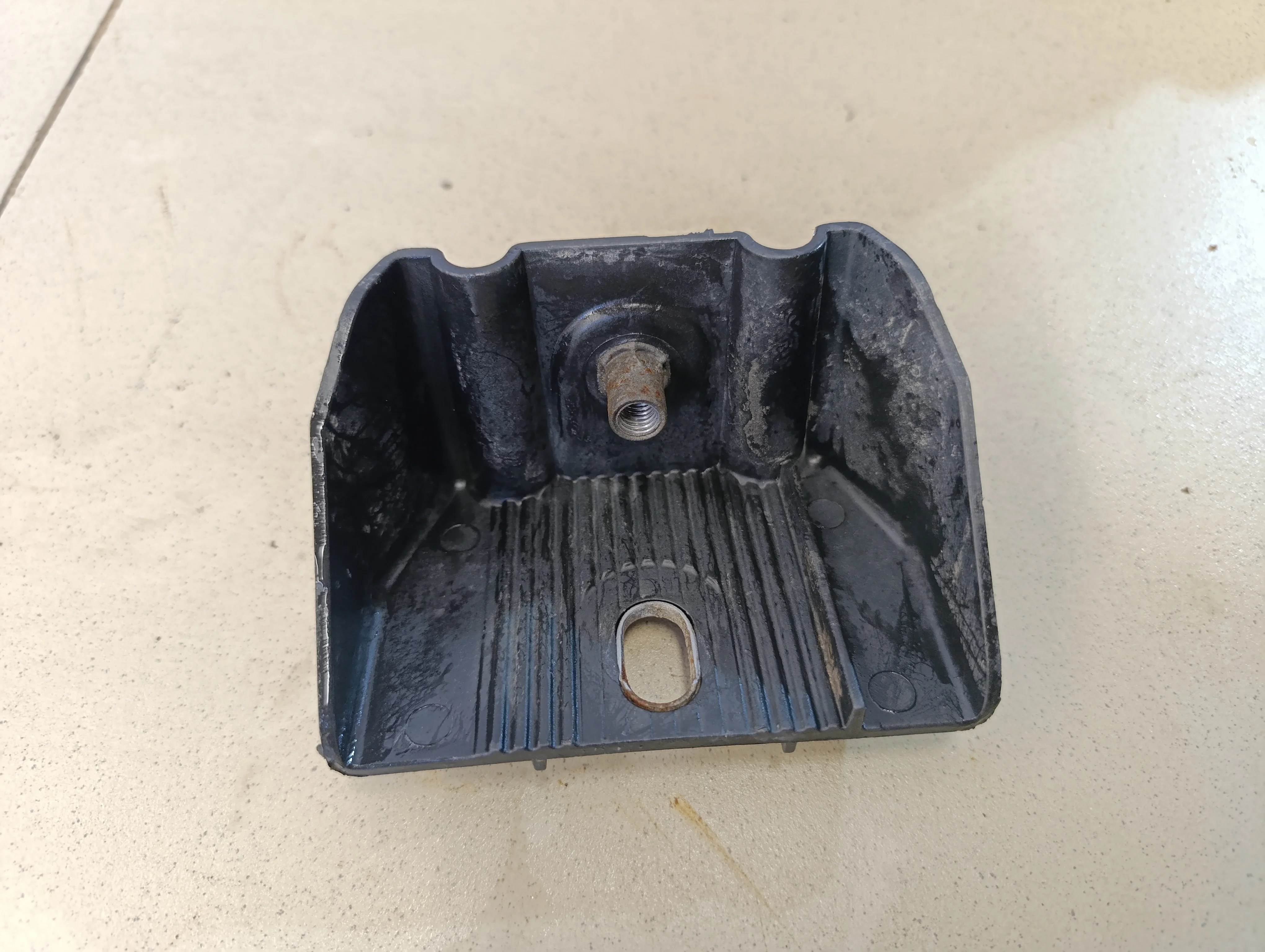 Кронштейн передней панели Fabia 2007-2015