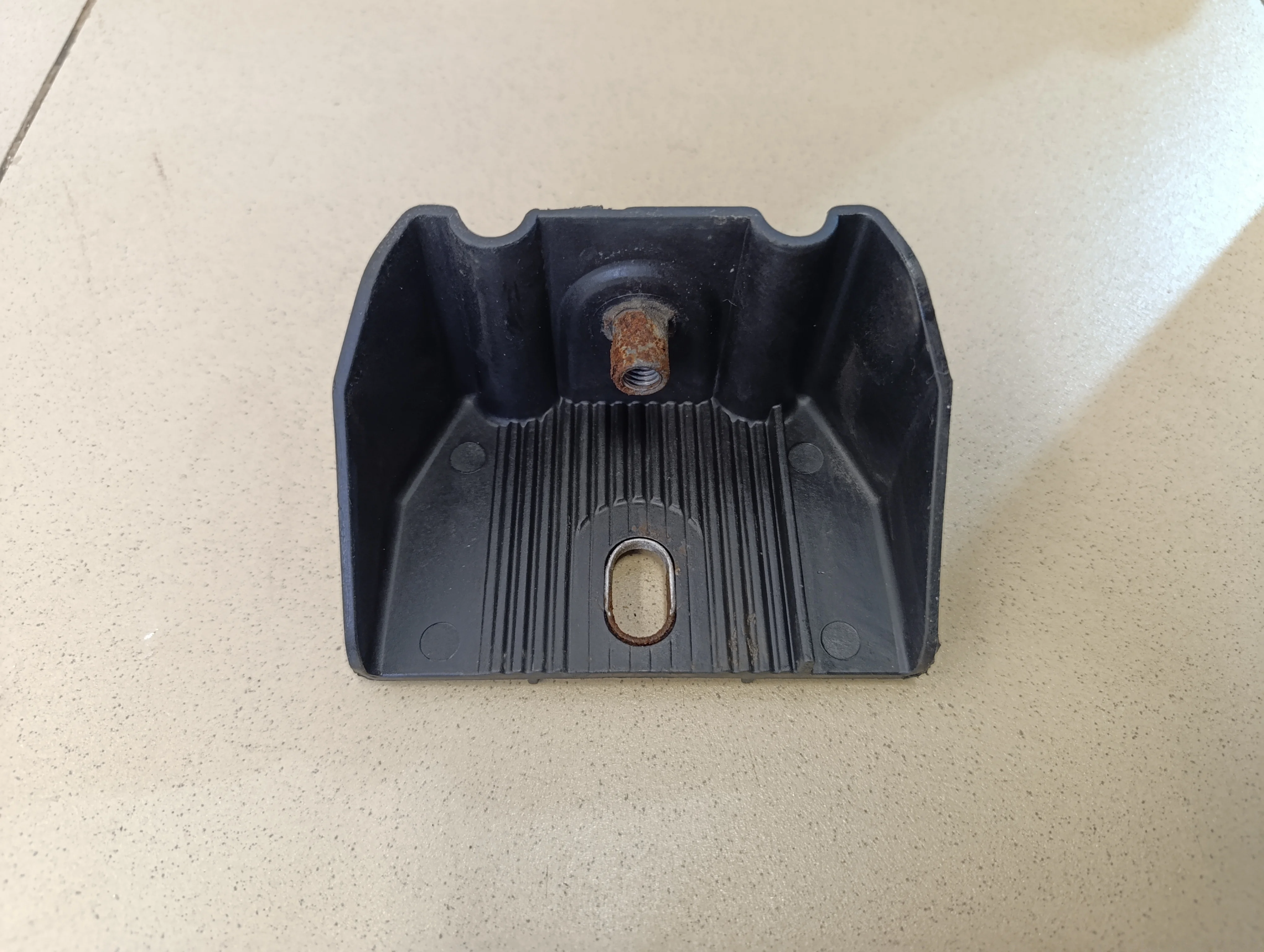 Кронштейн передней панели Fabia 2007-2015