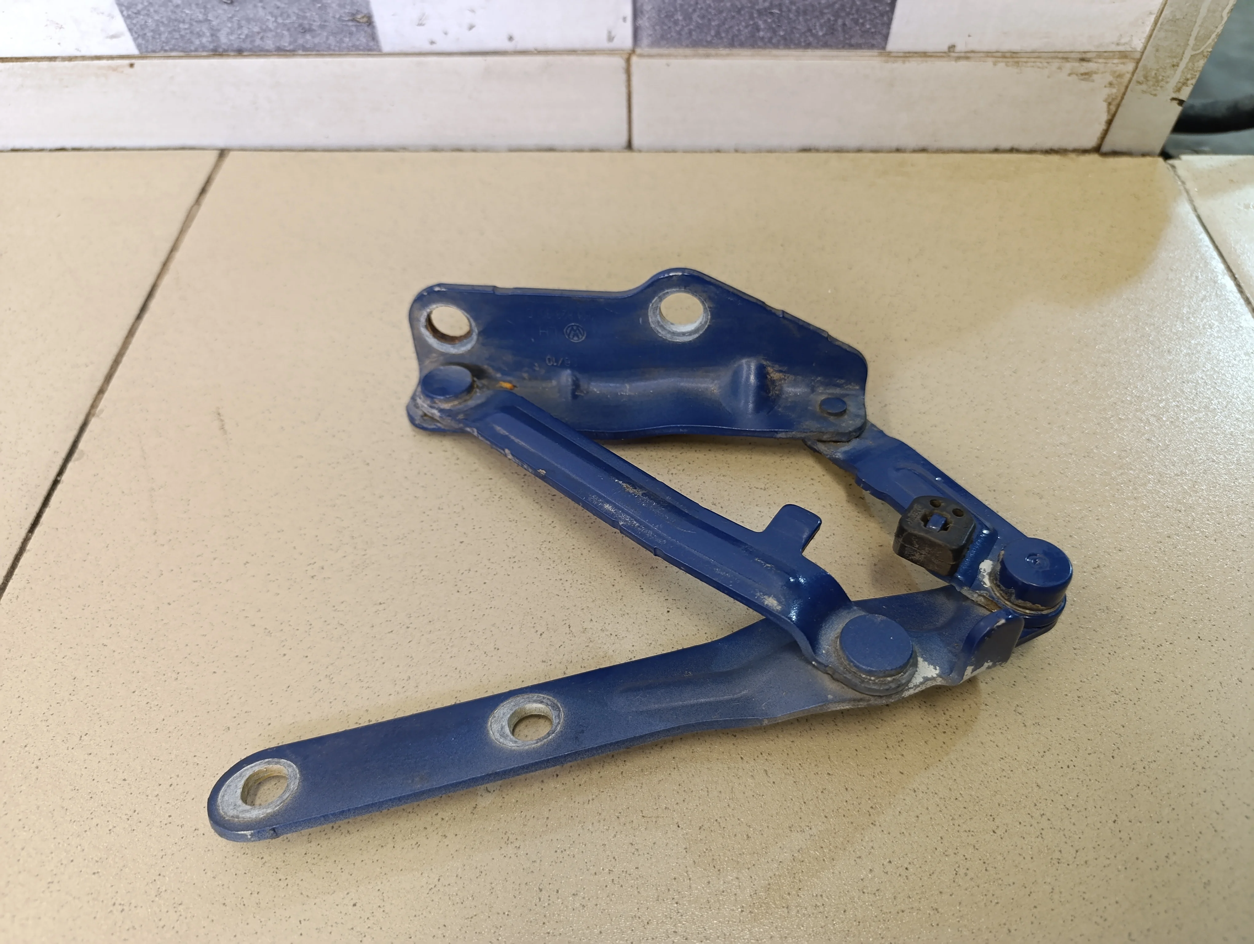 Петля капота левая Transporter T5 2003-2015