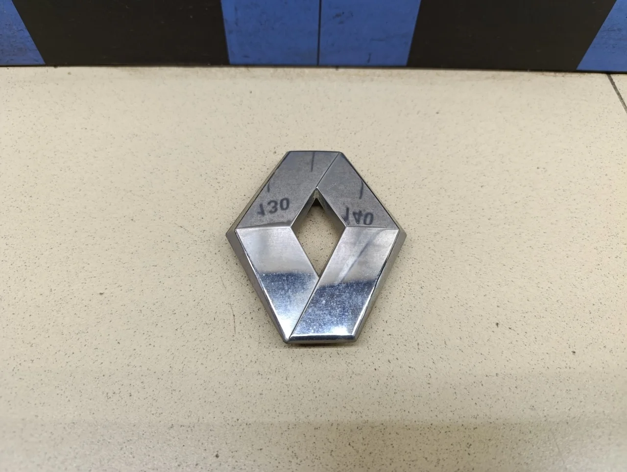 Эмблема на крышку багажника Duster 2012>