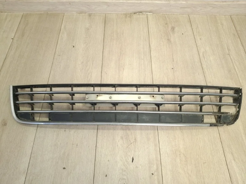 Центральная решетка бампера VW Touareg 2 2010 - 2014 7P