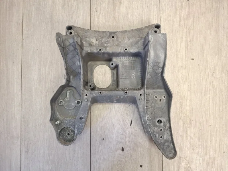 Кронштейн педального узла Audi Q7 2007-2015 4L