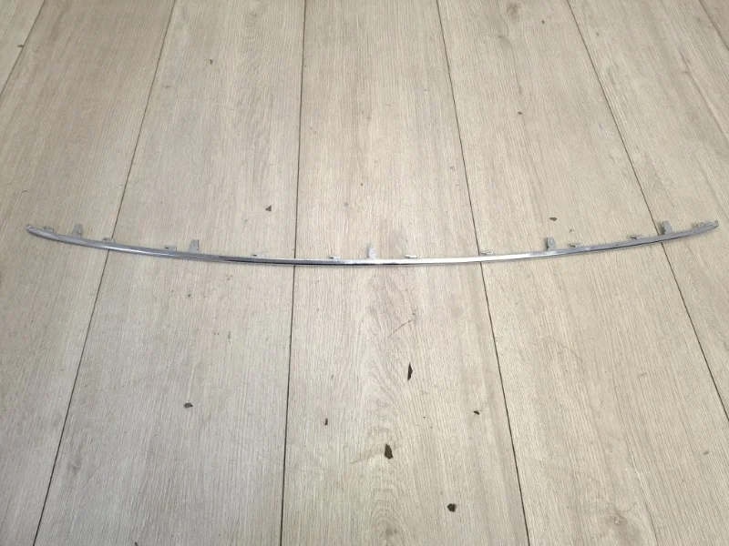 Молдинг в центральную решетку радиатора VW Touareg 2 2010-2014 7P