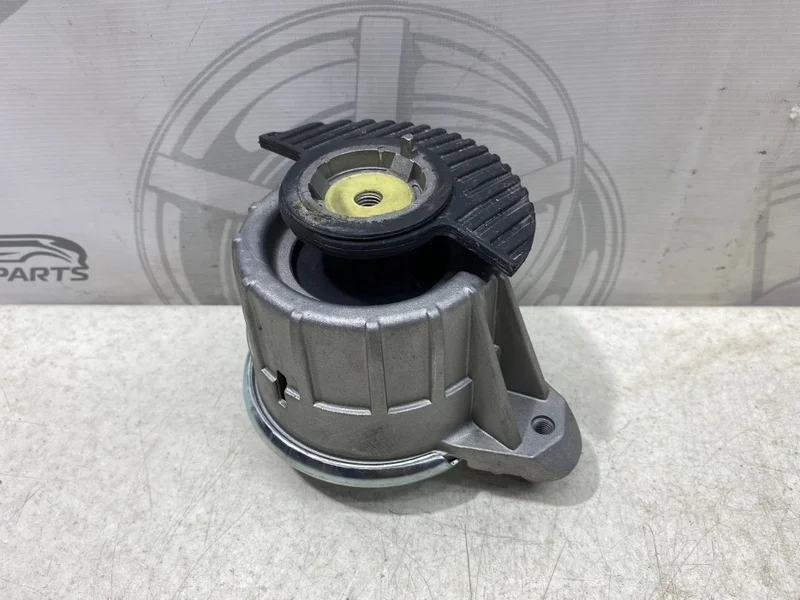 Подушка двигателя Mercedes-benz W204