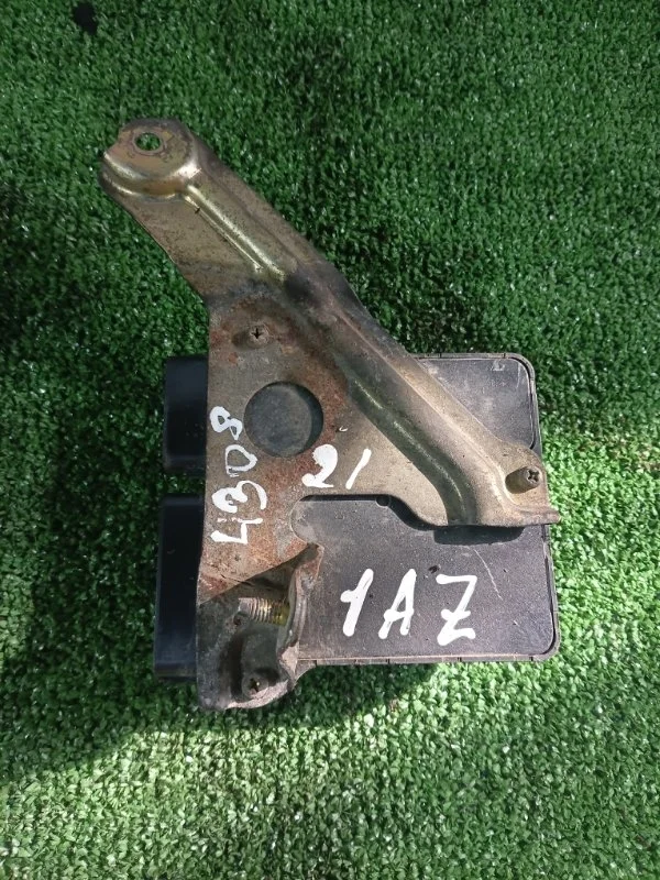 Блок управления форсунками Toyota Avensis 8987120040 1AZ-FSE