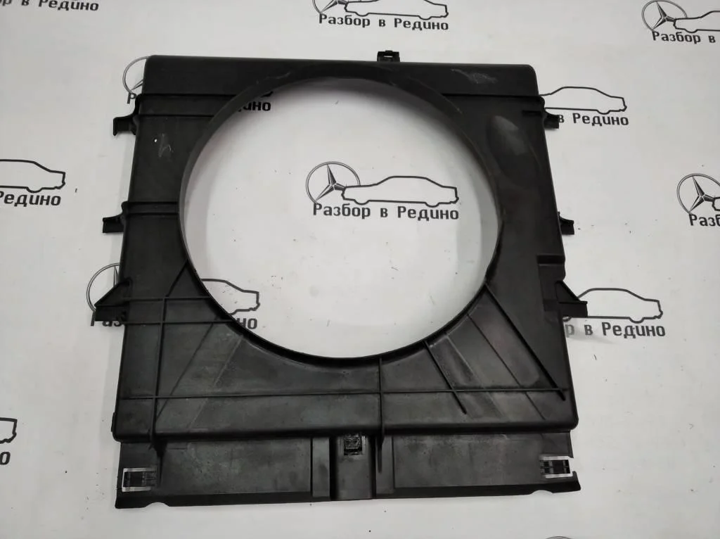 Кожух вентилятора основного Mercedes-Benz