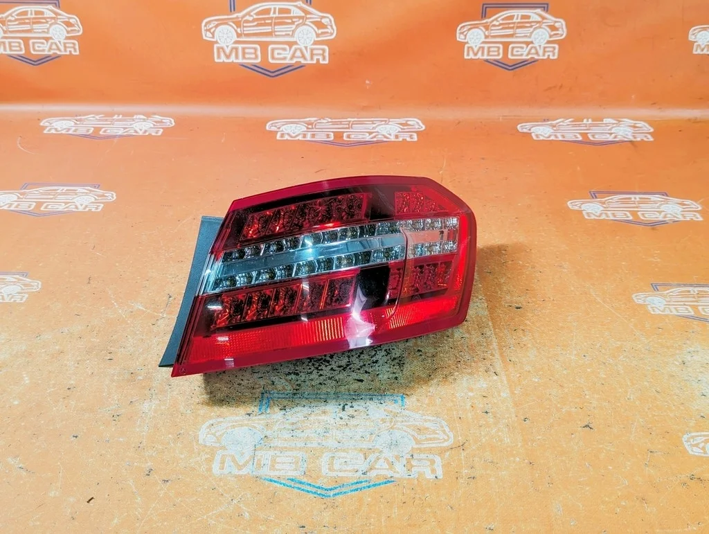 Фонарь задний правый Mercedes-Benz