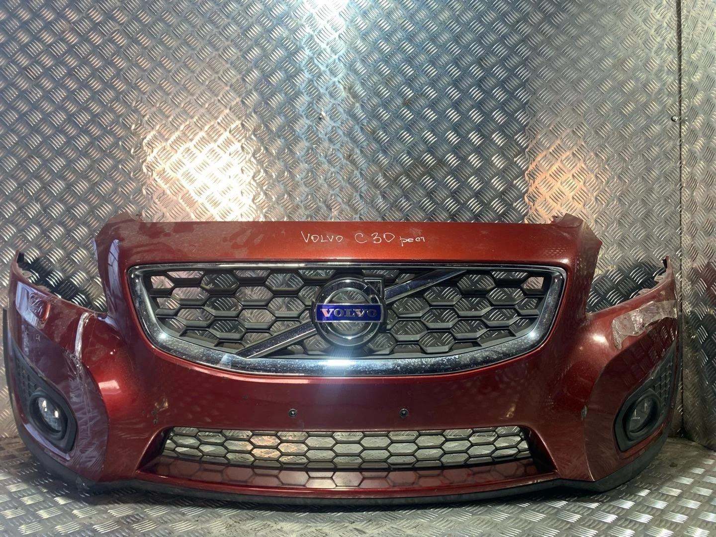 бампер передний Volvo C30   красный