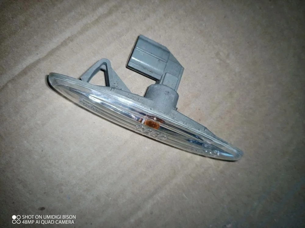 Повторитель на крыло белый Lexus IS II (2005—2008)