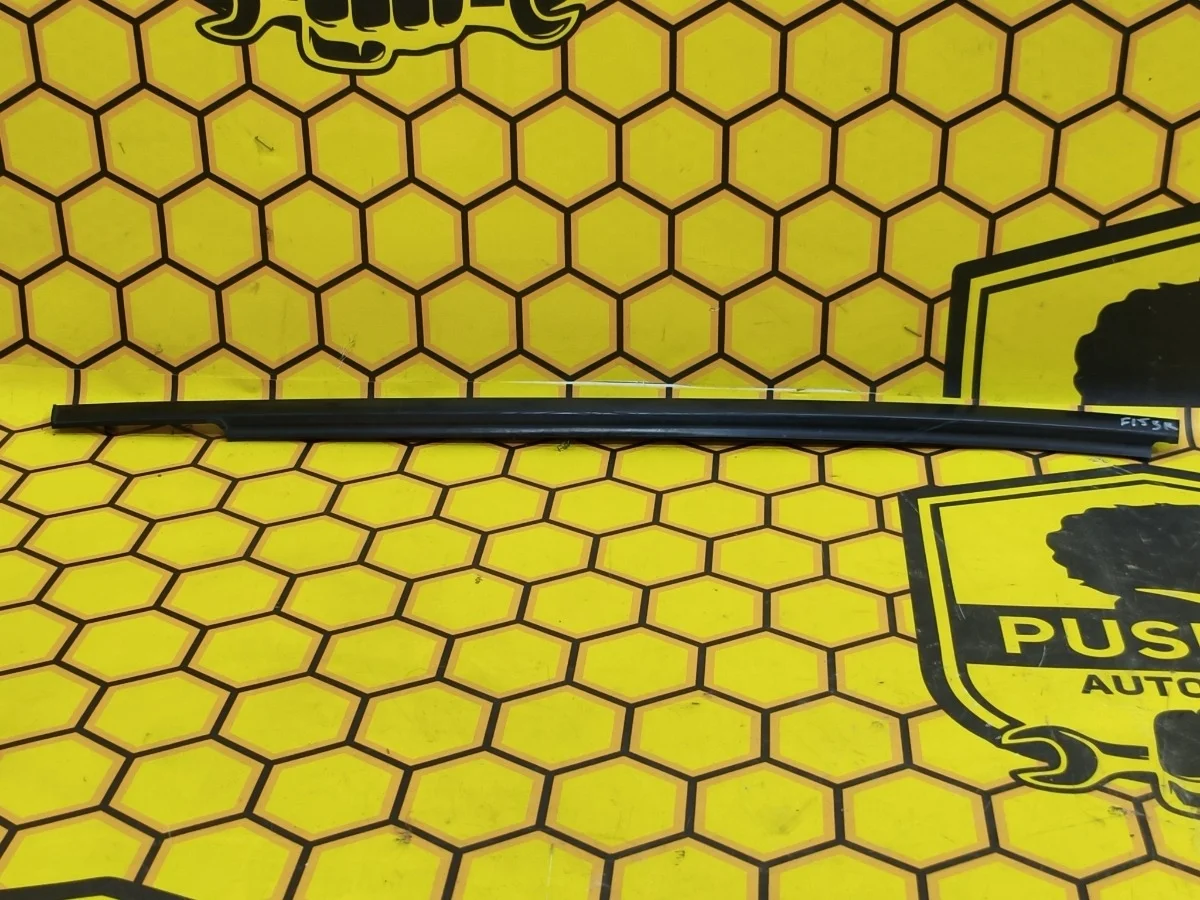 Бархотка внешняя Nissan Juke 2012 828201KA0A F15 HR16DE, задняя правая