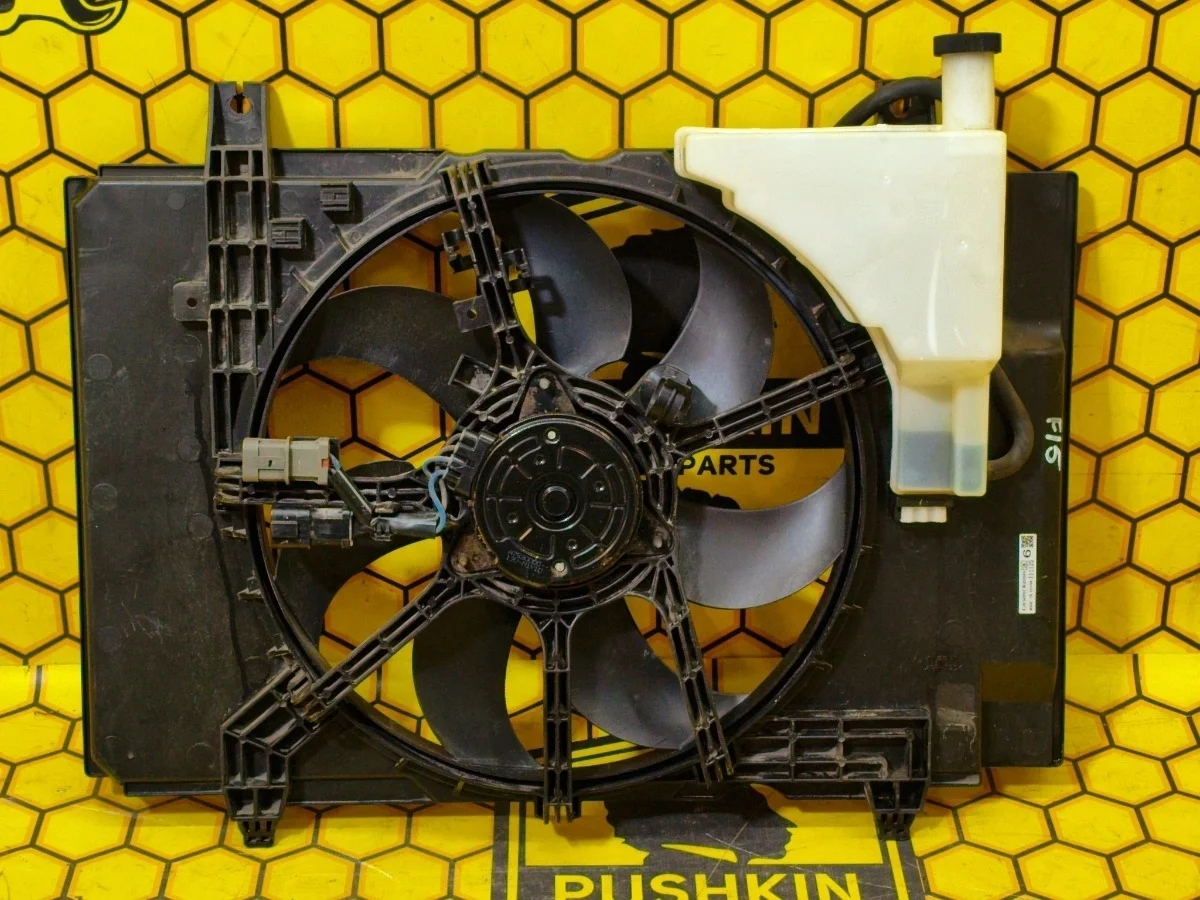 Вентилятор охлаждения Nissan Juke 2012 214811KA0A F15 HR16DE